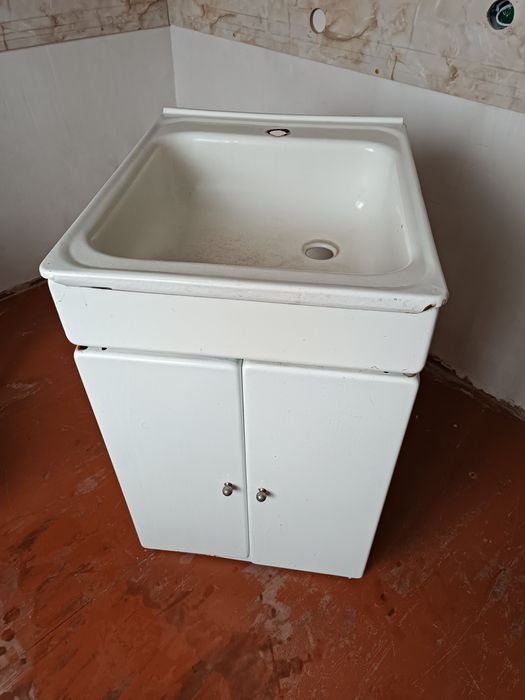 Кухонна мийка з тумбою