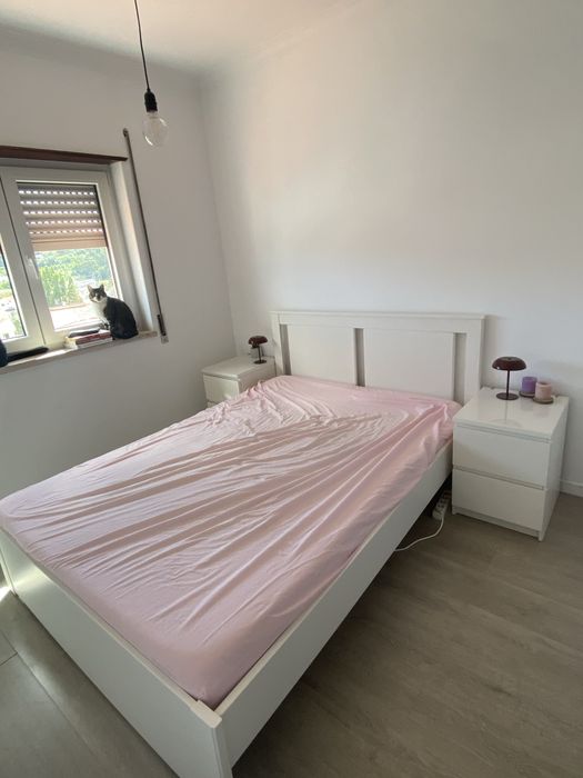 Cama e mesas de cabeceira MALM