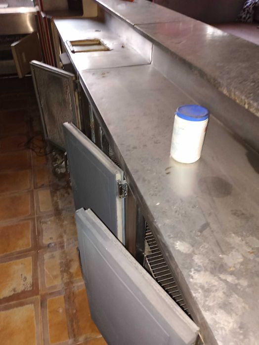 Balcoes de café com frigorificos e montras