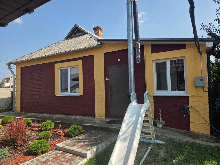 Продам частину будинка з власним двором і гаражем