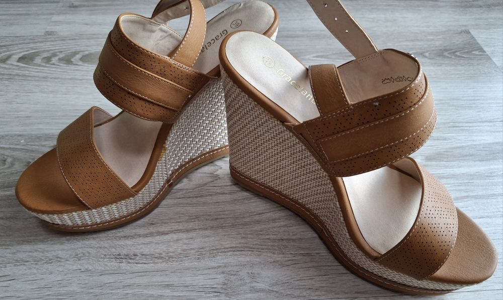 Sandały na koturnie firmy Graceland