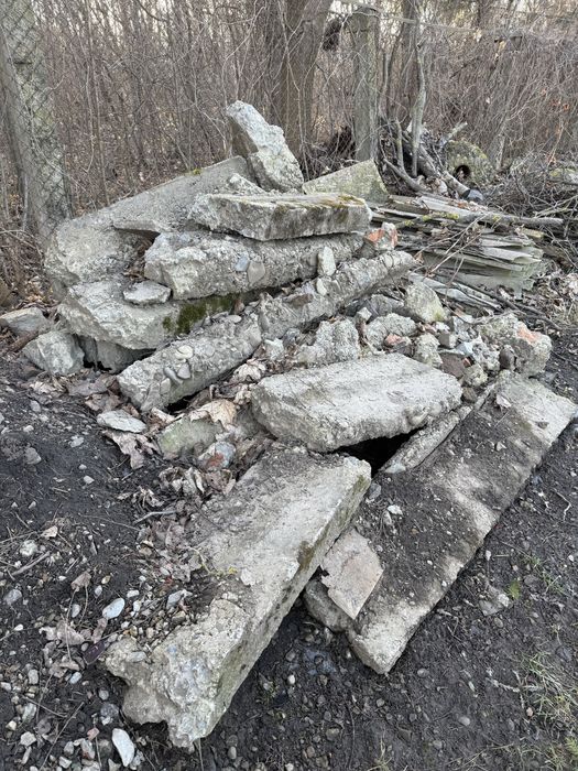 Шматки бетону і стовпи, район Роша