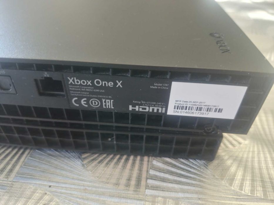 Xbox One X plus dwa pady 1TB
