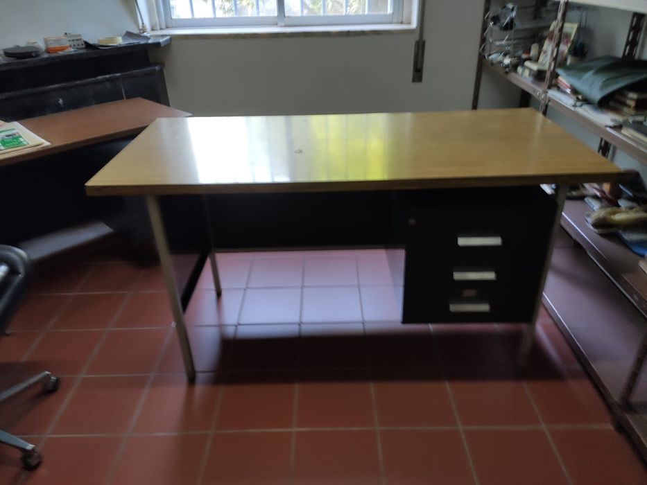 Mesa de escritório com pés de metal