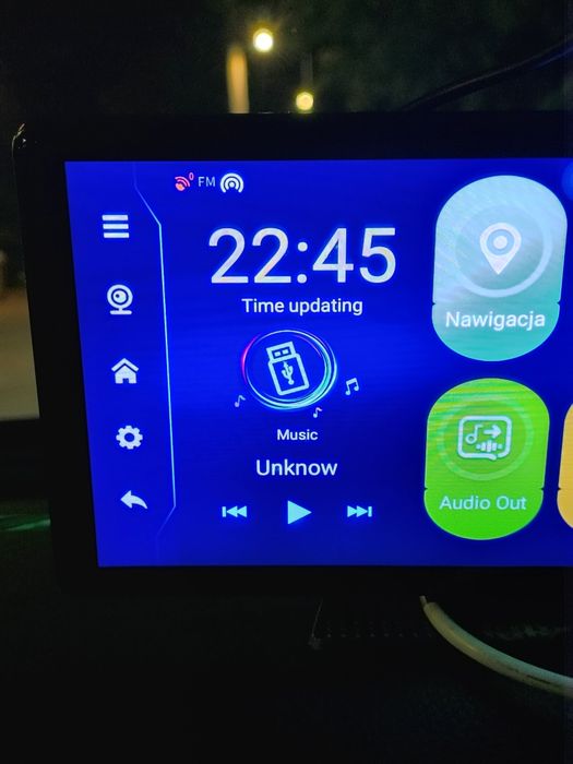 Ekran multimedialny z androidem.