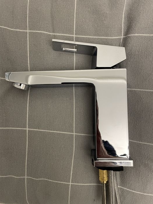 Змішувач для умивальника