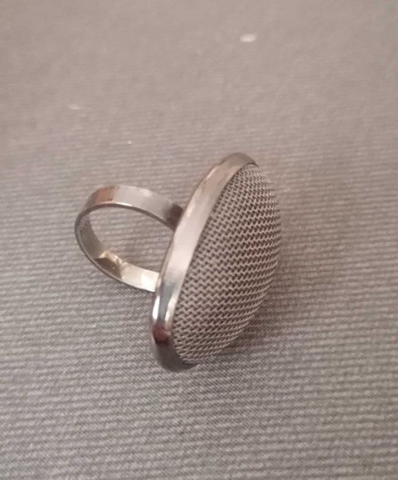 Artystyczny pierścionek z oczkiem z siatki