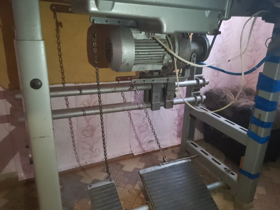 Продам швейну машинку