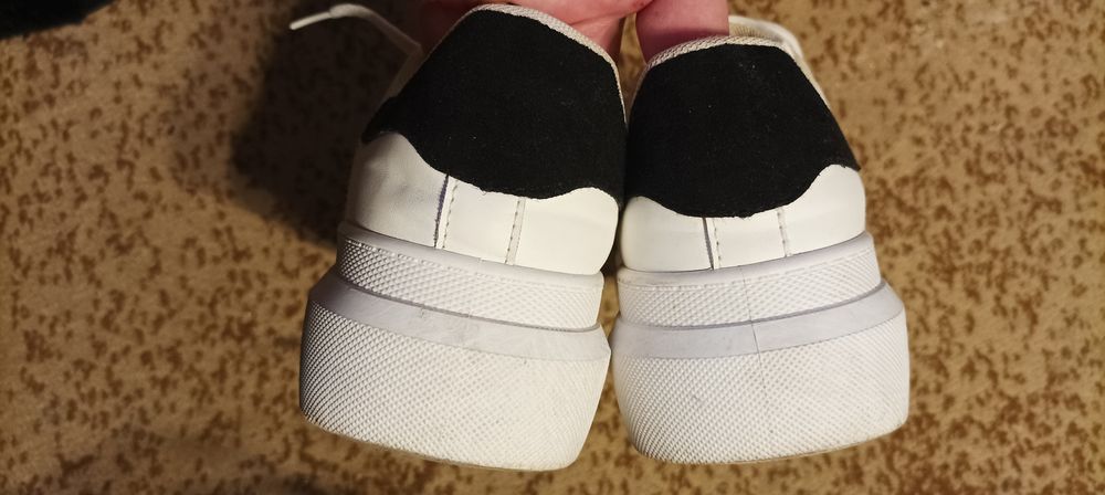 Białe adidasy  Dee Zee  rozmiar 40 na grubiej podeszwie.