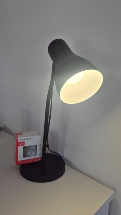 Candeeiro de mesa IKEA SVALLET + Lâmpada LED Solhetta (Como novo)