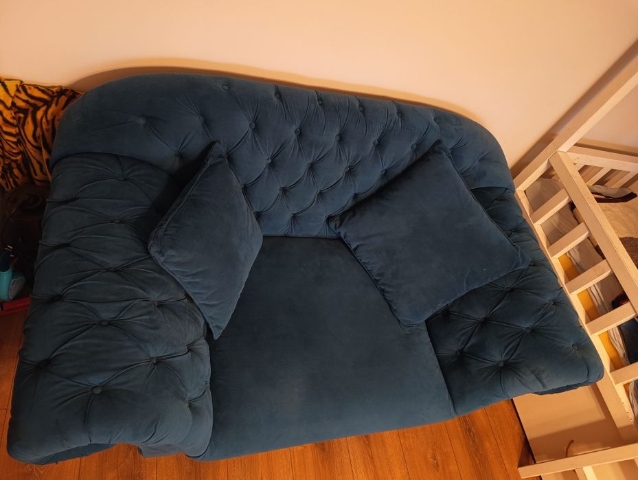 Piękna Sofa z podnóżkiem