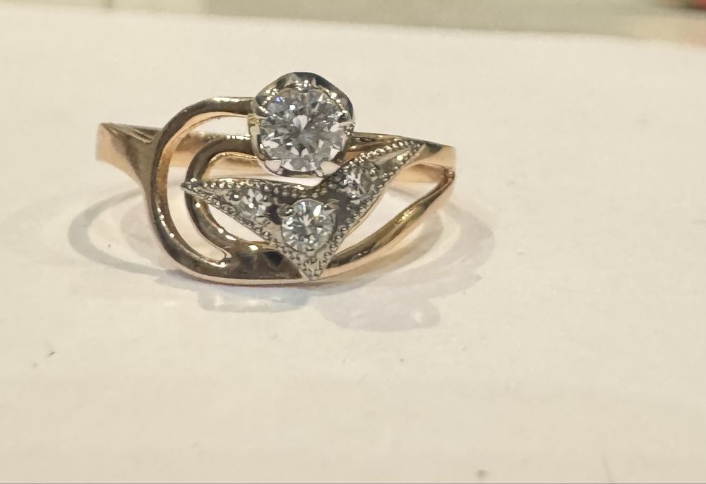 Золотое кольцо с якутскими бриллиантами