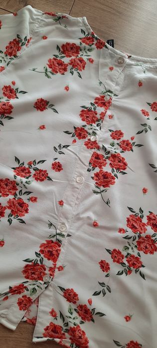 Biała bluzka w kwiaty