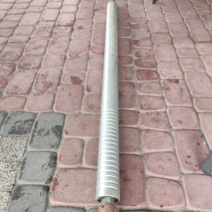 Wałek aluminiowy spiralny rozciągający siatkę/folię do prasy
