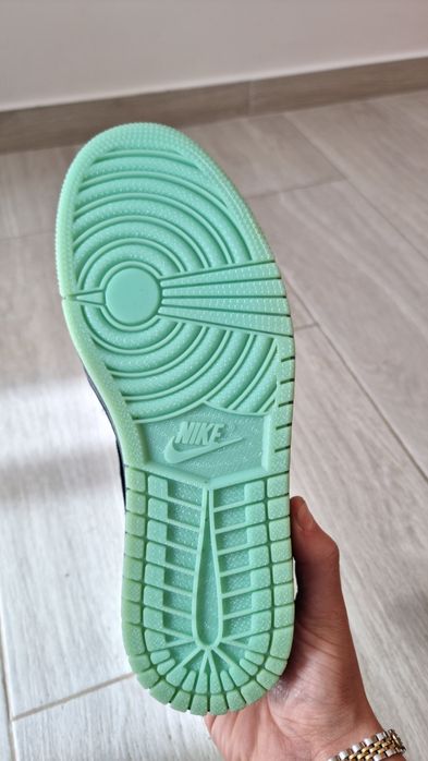 Jordan 1 low x kaws