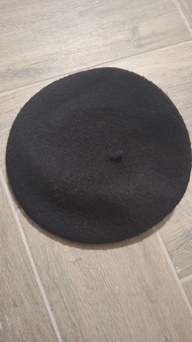 Берет чорного кольору
