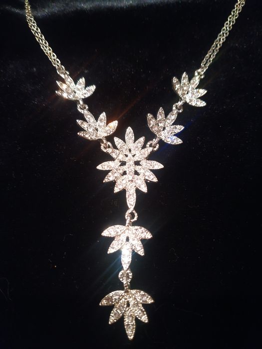 Нежное украшение под вечернее платье