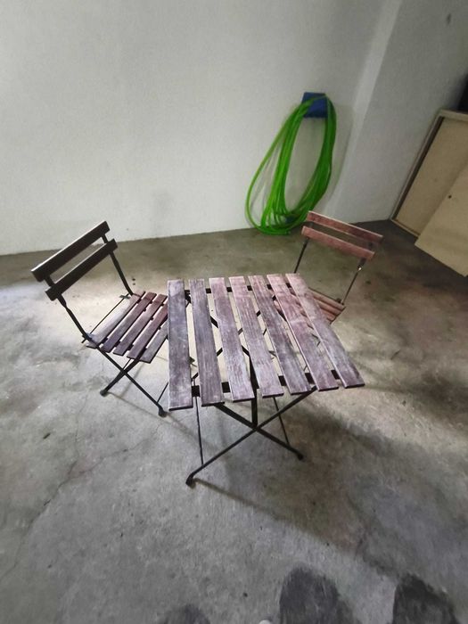 Conjunto de mesa e cadeiras
