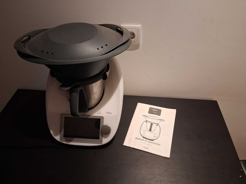 Vendo bimby TM6, muito pouco usada esta praticamente nova Todos os acessorios e livro de receitas em papel