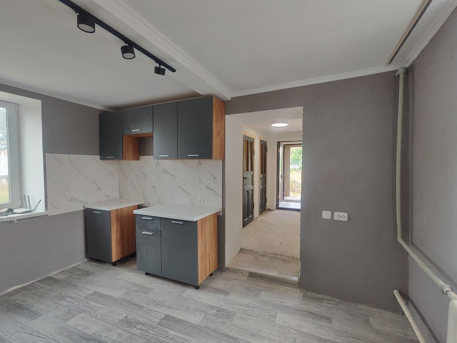 Часть дома и 10 соток 
Асфальтированная улица.
Учас