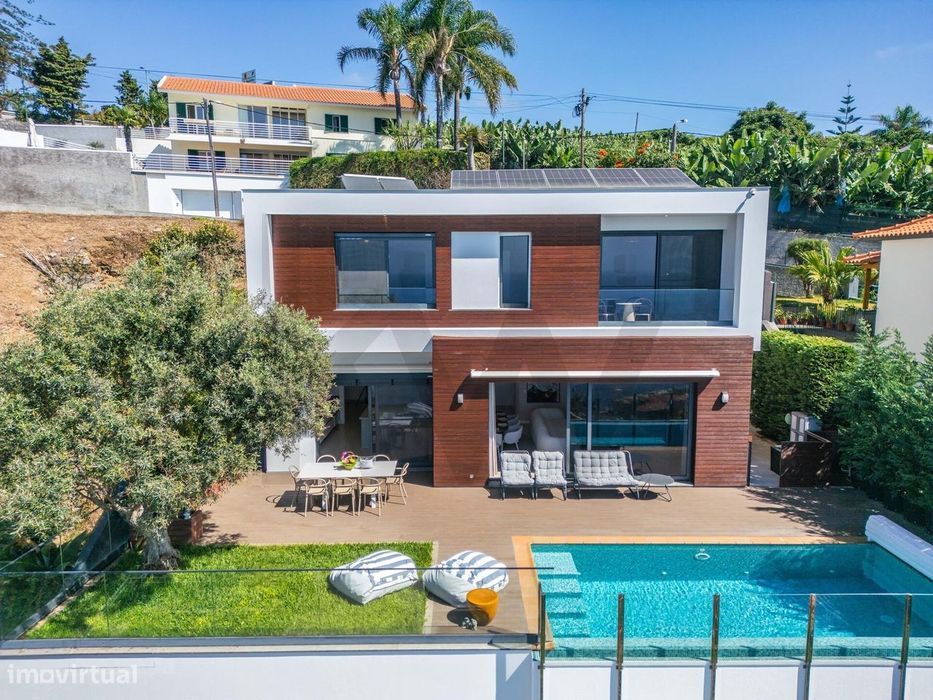 Moradia de Luxo com Vista Mar no Funchal – Uma Oportunidade Rara