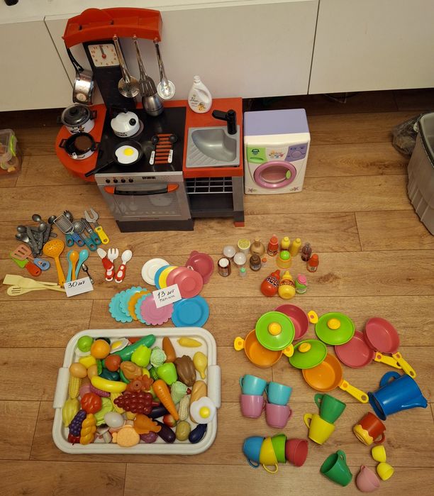 Кухня дитяча з посудом і продуктами