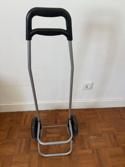 Carrinhos preto e cinza