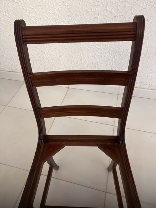 Cadeira de madeira de design classico