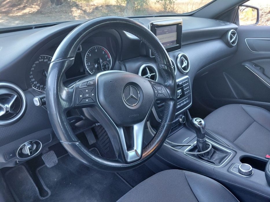 Mercedes cinza  A180