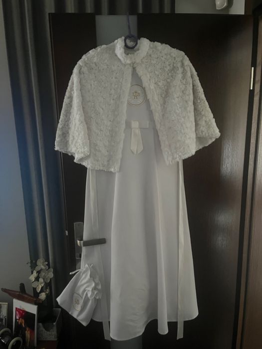 Alba- w formie sukienki, pod spodem tiul w czesci sukienki.