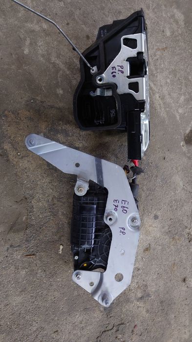 BMW E60 e70 zamek drzwi prawy przód z dociagiem