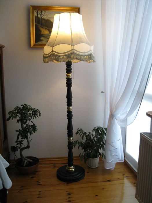 piękna lampa stojąca podłogowa  vintage z abażurem z mosiądzu i drewna