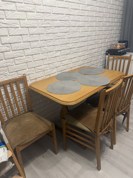 Кухня з столом і кріслами