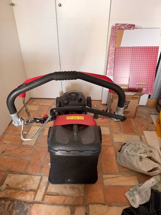 Máquina de Cortar Relva Usada – Bom Estado – Fácil de Usar