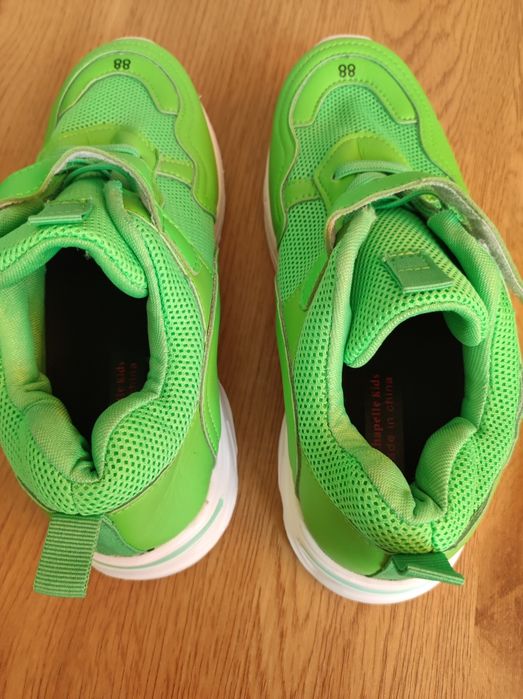 Limonkowe buty sportowe.