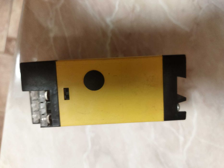 Реле контроля напряжения Bender Spannungsrelais SUA143.