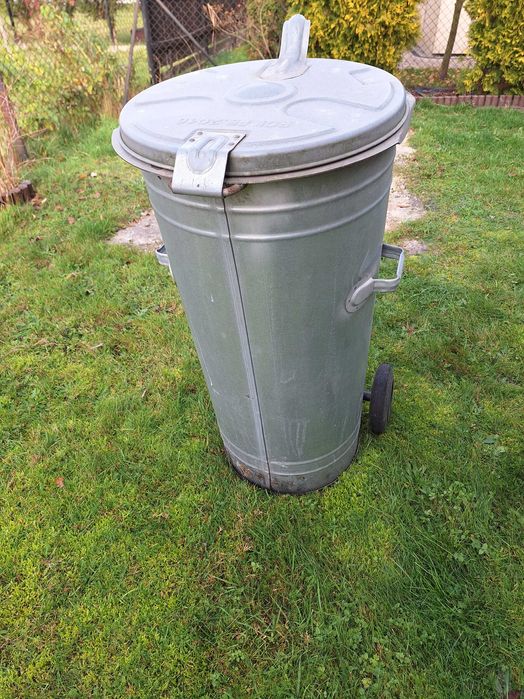 Pojemnik na żużel ocynk , na kółkach , używany sprzedam