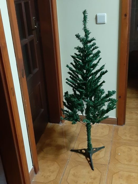 Árvore de Natal com bolas, luzes e presépio