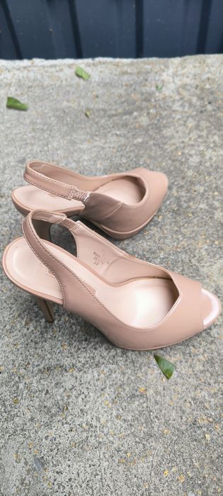 Босоніжки на каблуку бежеві