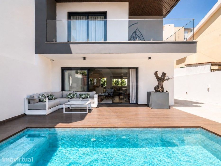 Moradia de luxo T4 no Murtal com piscina aquecida e rooftop panorâmico