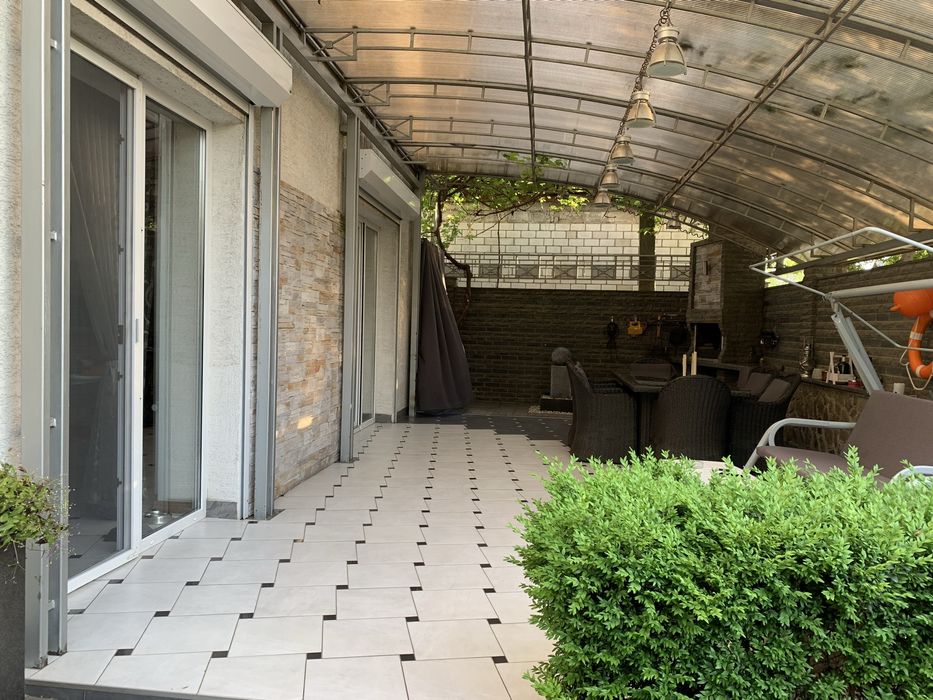 Продам 3-х поверховий  стильний будинок