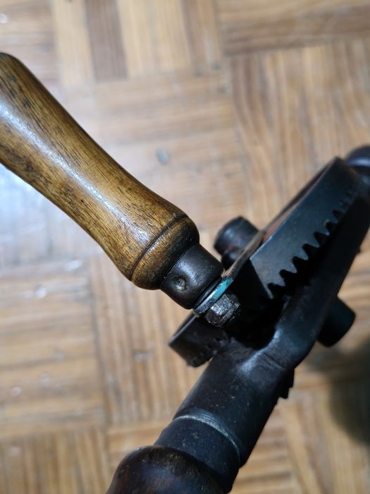 Máquina de furar manual antiga