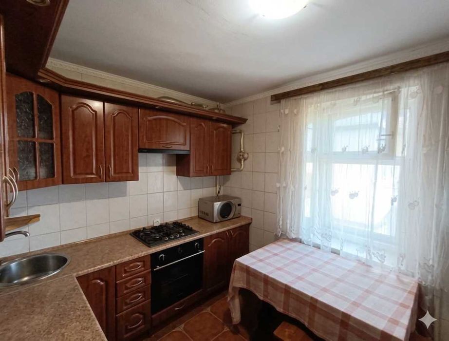 4-кімнатна (74 м²) з балконом і лоджією біля парків, школи та транспорту