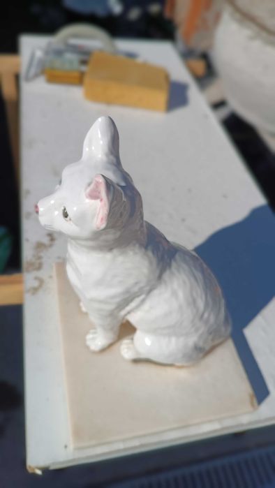 Gato de porcelana com base de mármore
