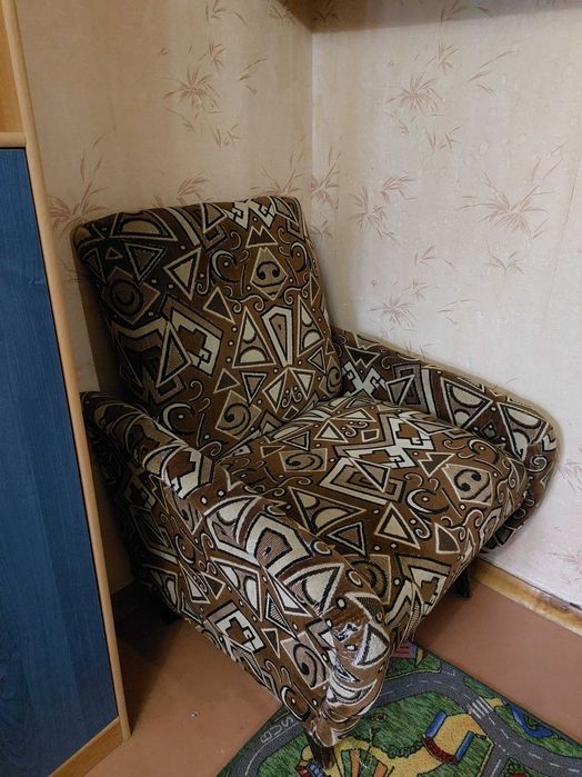 Крісло велюрове для відпочинку на ніжках.