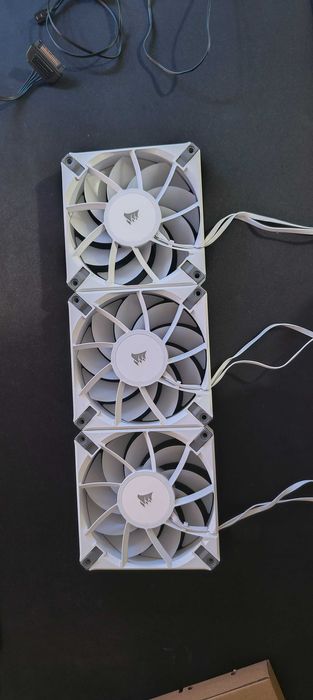 3 Corsair AF120 RGB ELITE Fans + Complete iCUE System64740898230785121