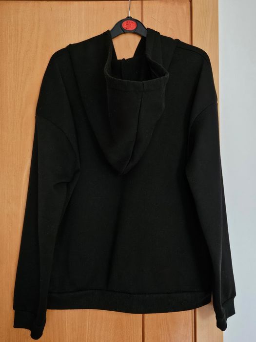 Casaco preto com fecho e pelo por dentro