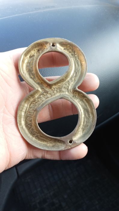 mosiężna cyfra 8- numer domu 8ka