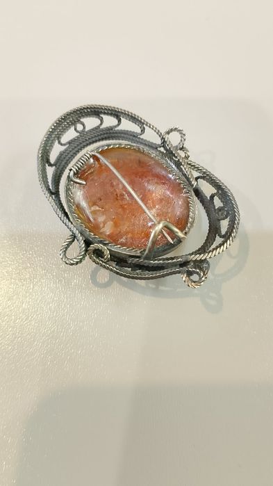 Брошка з бурштином у вінтажному стилі