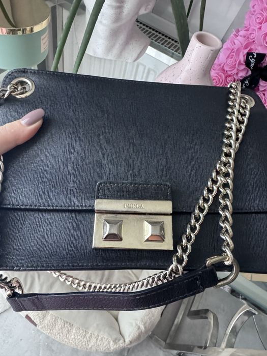 Czarna torebka furla